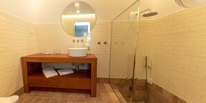 Double Room, Garden View | Bathroom | Rainfall showerhead, hair dryer, towels, soap - Quinta da Foz (Caldas da Rainha)
