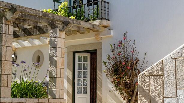 A stone staircase leading to a white building with a balcony. - Quinta da Foz (Caldas da Rainha)
