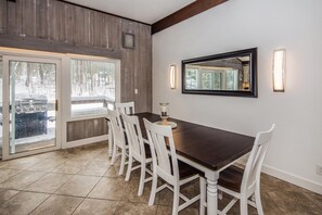 Talo, useita sänkyjä, patio | Yksityinen keittiö | Jääkaappi, mikroaaltouuni, liesi, astianpesukone