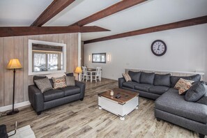 Maison, plusieurs lits, patio | Salle de séjour | Cheminée