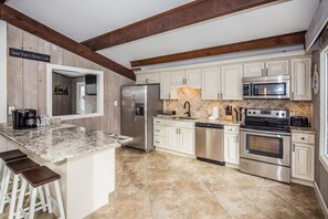 Talo, useita sänkyjä, patio | Yksityinen keittiö | Jääkaappi, mikroaaltouuni, liesi, astianpesukone