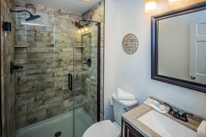 Maison, plusieurs lits, patio | Salle de bain | Serviettes fournies
