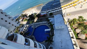 Utendørsbasseng og et oppvarmet basseng