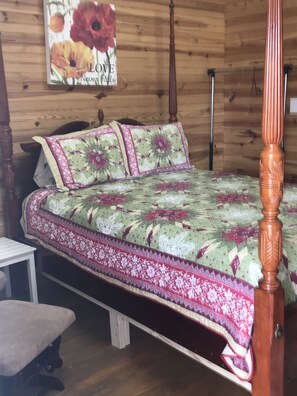 1 bedroom, WiFi, bed sheets - Studio Cottage 214** (New Bern)