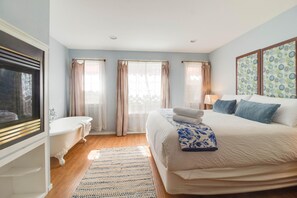 3 makuuhuonetta, työpöytä, silitysrauta/-lauta, vauvan matkasänky