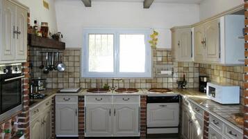 Een microgolfoven, een oven, een vaatwasser