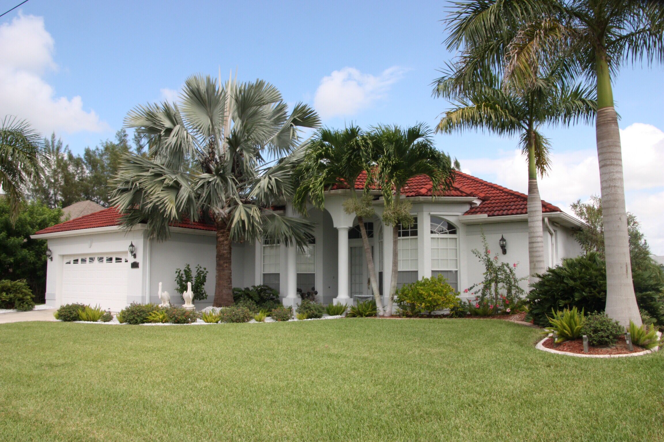Lovely Family owned and cherrished Vacation Home with Pool on the water