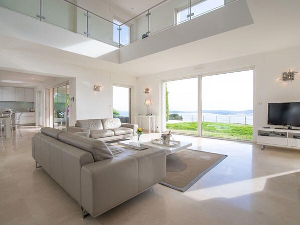 TV - Wonderful private villa for 6 guests with A/C, private pool, WIFI, TV and terrace (Guerre Vieille)