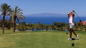 A golf course with a clear view of the ocean and palm trees. - Nice new Duplex with big terraces, whith very nice seaviews. For your relax (Porís de Abona)