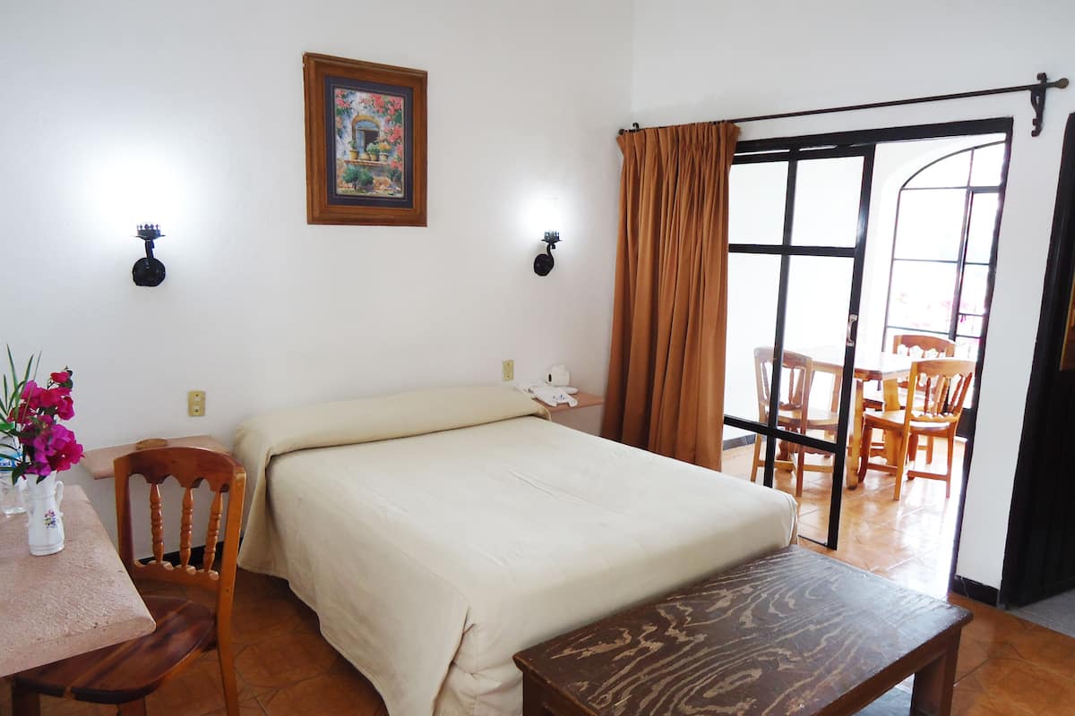 Habitación básica con 1 cama matrimonial o 2 individuales | Escritorio, espacio para trabajar con laptop y ropa de cama