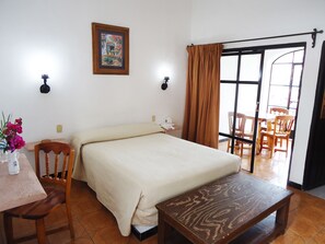 Camera Basic con letto matrimoniale o 2 letti singoli | Una scrivania, postazione laptop, lenzuola