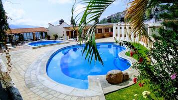 Utomhuspool, öppet 09.00 till 21.00, parasoller och solstolar