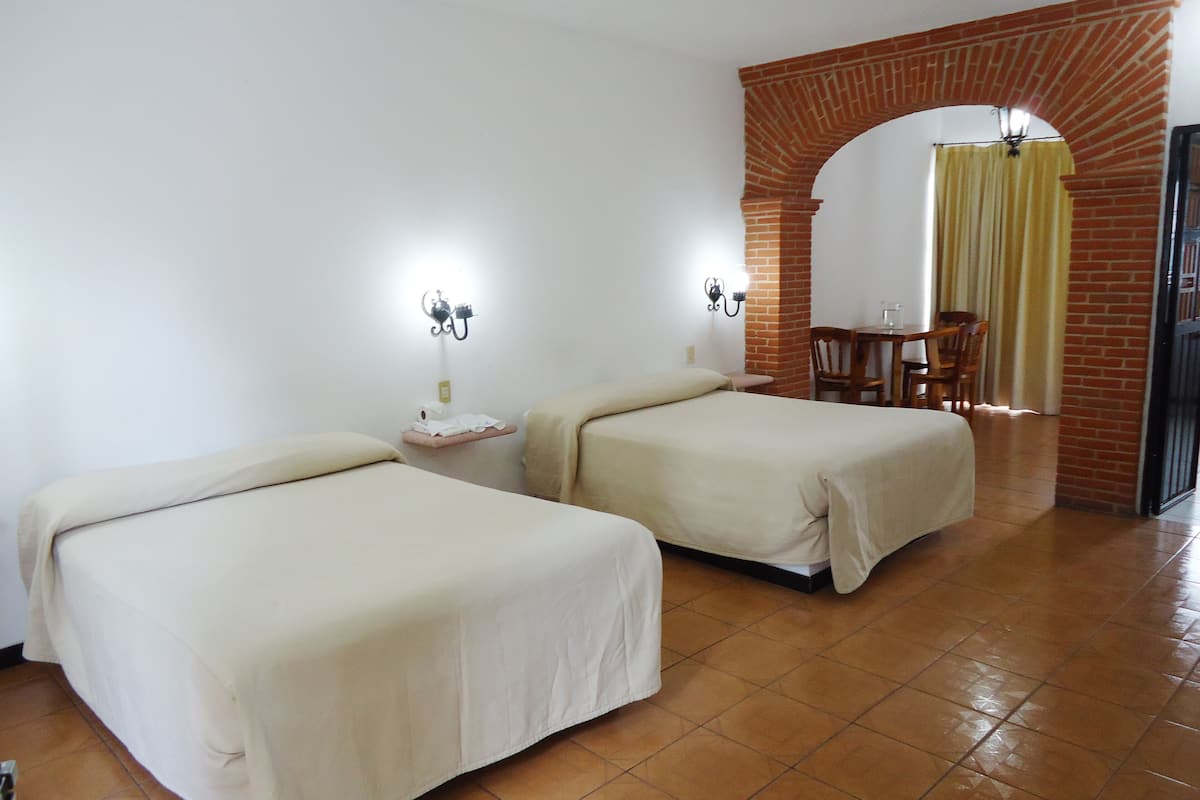 Habitación cuádruple básica | Escritorio, espacio para trabajar con laptop y ropa de cama