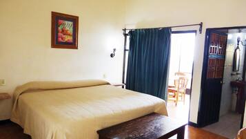 Basic dubbelrum eller tvåbäddsrum | Skrivbord, arbetsyta för laptop och sängkläder