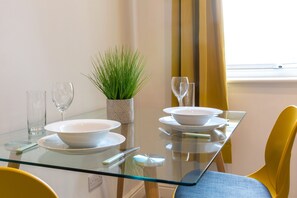 Business-Studio, eigenes Bad (Flat3A Fulwood Heights) | Gemeinschaftsküche