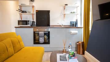 Executive Studio, Private Bathroom (Flat3B Fulwood Heights) | Shared kitchen