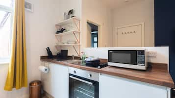 Business Studio, Private Bathroom (Flat3A Fulwood Heights) | Private kitchen