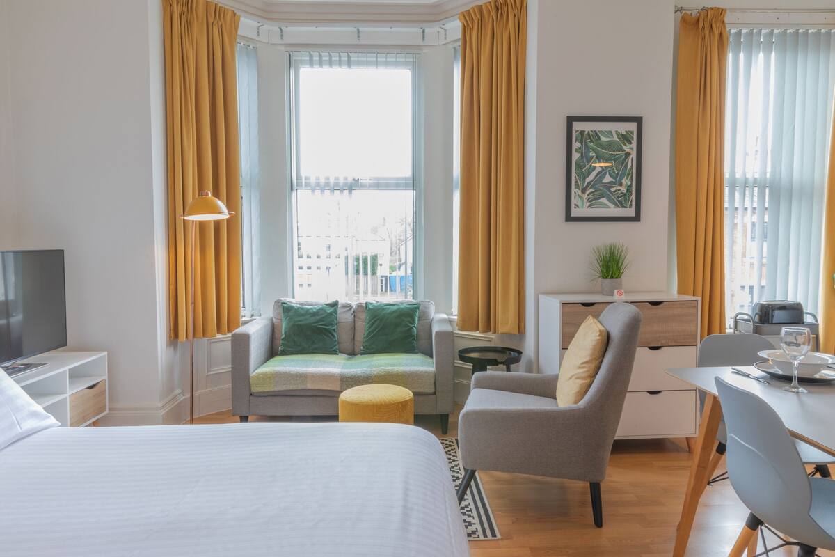 Premium Studio, Private Bathroom (Flat4 Fulwood Heights) | Interior