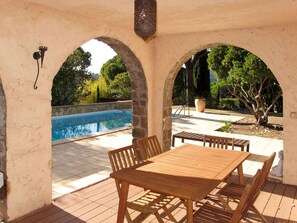 Outdoor dining - Beautiful private villa for 4 people with private pool, TV, terrace and pets allowed (La Garonnette-plage)