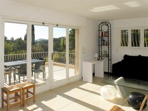 TV, DVD player - Beautiful private villa for 4 people with private pool, TV, terrace and pets allowed (La Garonnette-plage)