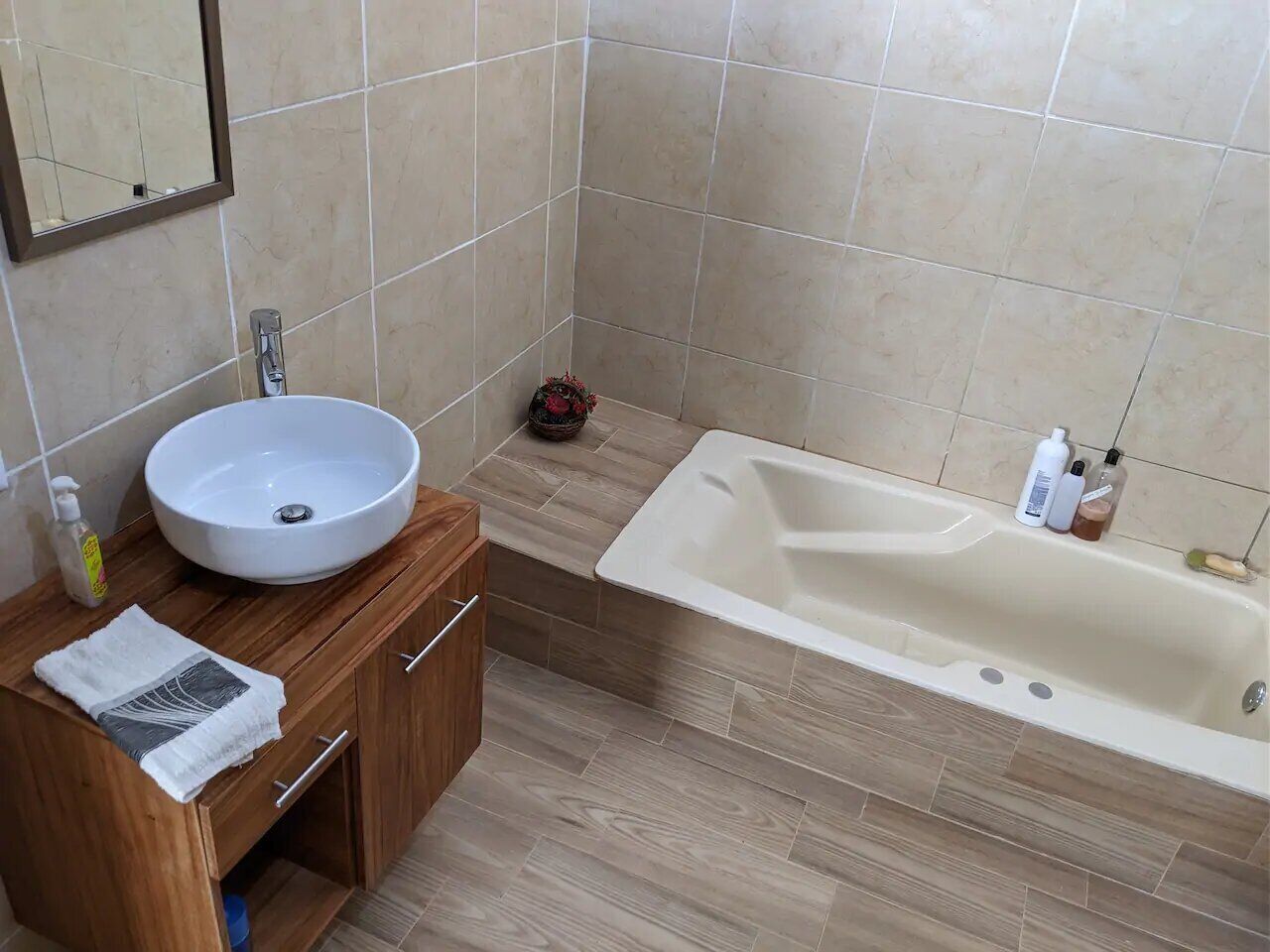 Towels, shampoo, toilet paper