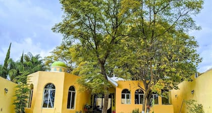 Casa Jacarandas Chalet with Garden in Chapala