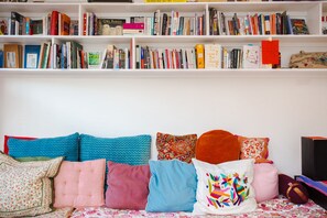 Books - Artistic Flat With Balcony (London)