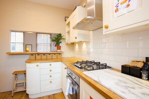 Oven, stovetop, cookware/dishes/utensils - Artistic Flat With Balcony (London)