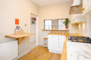 Oven, stovetop, cookware/dishes/utensils