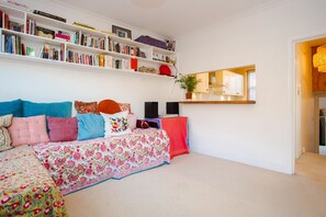 1 bedroom, desk, bed sheets - Artistic Flat With Balcony (London)