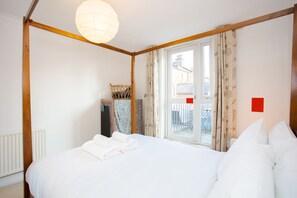 1 bedroom, desk, bed sheets - Artistic Flat With Balcony (London)