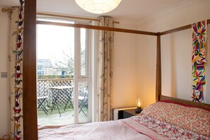 1 bedroom, desk, bed sheets - Artistic Flat With Balcony (London)
