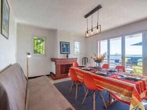 Dining - Lovely apartment in villa for 12 people with A/C, WIFI, TV and terrace (Fréjus)