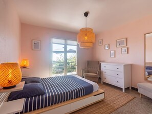 4 bedrooms, free WiFi - Beautiful apartment in villa for 12 people with WIFI, A/C, TV and terrace (Fréjus)