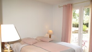 3 bedrooms, travel crib, WiFi (free)