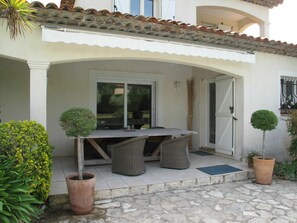 Outdoor dining - Wonderful private villa for 6 people with WIFI, private pool, TV and terrace (Callian)