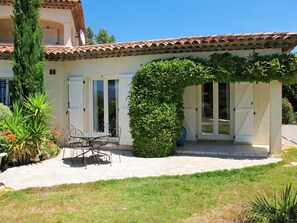 Outdoor dining - Wonderful private villa for 6 people with WIFI, private pool, TV and terrace (Callian)