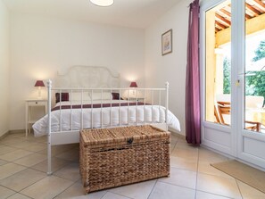 3 habitaciones, tabla de planchar con plancha y cuna de viaje 