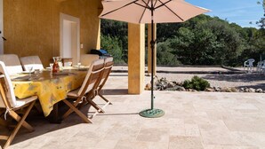 An outdoor dining area with a table set for four, a grill, and a patio umbrella. - Wonderful private villa for 6 people with A/C, private pool, WIFI, TV and terrace (Lorgues)