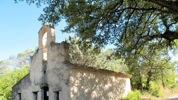 A rustic, single-story building with a small porch and a chimney, surrounded by trees and a dirt path. - Wonderful private villa for 6 people with A/C, private pool, WIFI, TV and terrace (Lorgues)