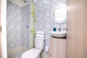 Quarto casal | Banheiro | Chuveiro, secador de cabelo (mediante solicitação), toalhas de banho