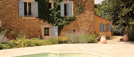 Et oppvarmet basseng