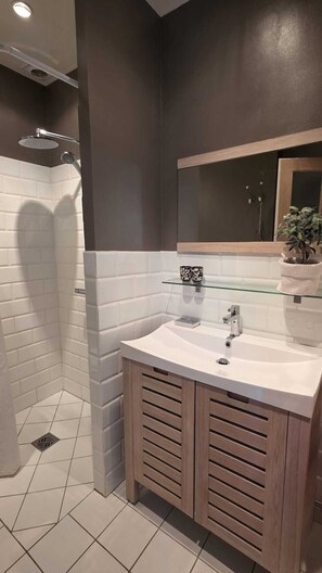 Badewanne, Haartrockner, Handtücher, Toilettenpapier