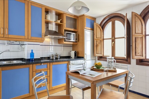 Appartement, 3 chambres | Cuisine privée | Réfrigérateur, four à micro-ondes, surface de cuisson, lave-vaisselle