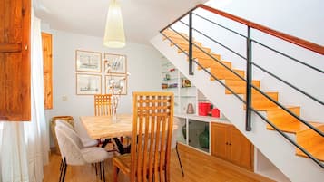 Apartment (3 Bedrooms) | Living area | 32-inch flat-screen TV with cable channels, TV