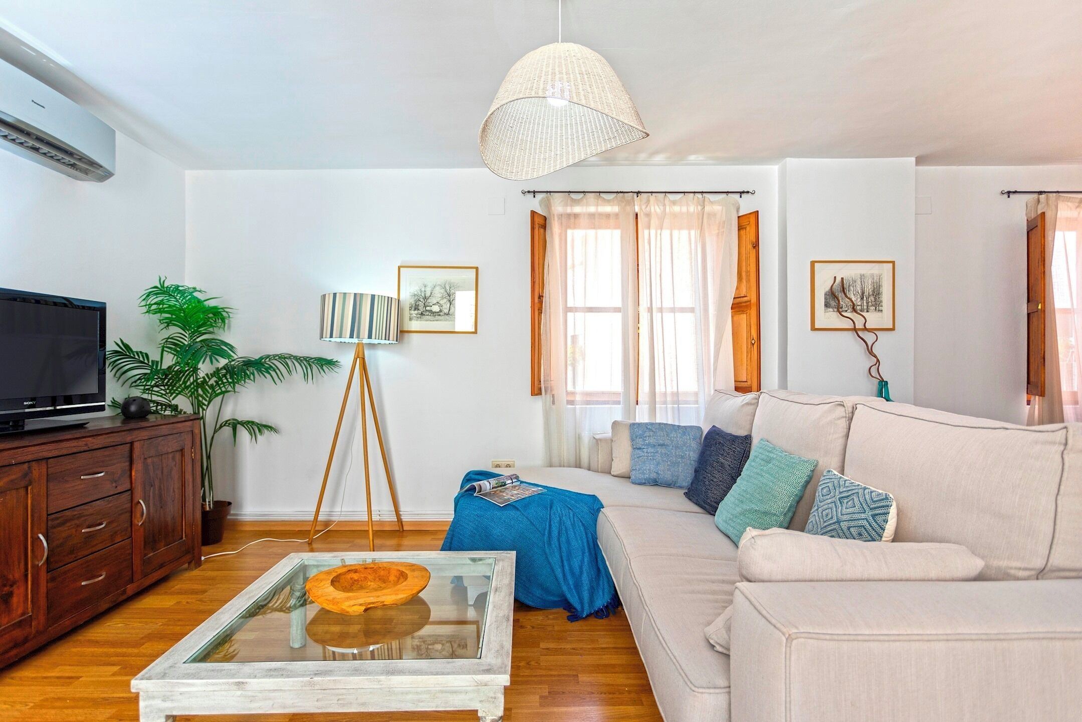 Apartamento (3 Bedrooms) | Área de estar | TV de tela plana 32 polegadas com canais a cabo, TV