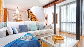 Appartement (3 Bedrooms) | Woonruimte | Een 32-inch flatscreentelevisie met kabelzenders en televisie