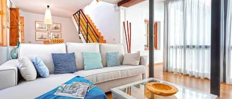 アパートメント (3 Bedrooms) | リビング エリア | 32 インチの薄型テレビ (ケーブル放送視聴可)、テレビ