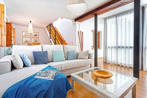 Appartement (3 Bedrooms) | Aire de séjour | Téléviseur à écran plat de 32 po avec télévision par câble, téléviseur