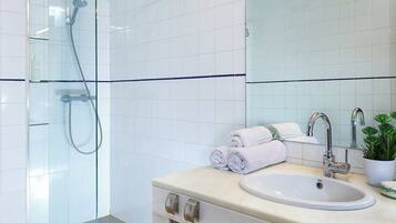 Apartment (3 Bedrooms) | Bathroom | Shower, hair dryer, bidet, towels